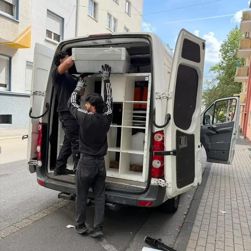Team von A & M Umzug belädt den Transporter in einer Wohnstraße