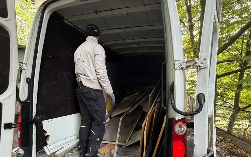 Möbelentsorgung: Mitarbeiter verlädt zerlegte Möbel zur Entsorgung