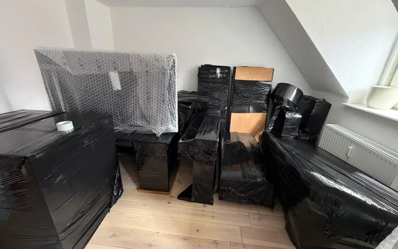 Möbeltransport: sorgfältig verpackte Möbel vor dem Transport